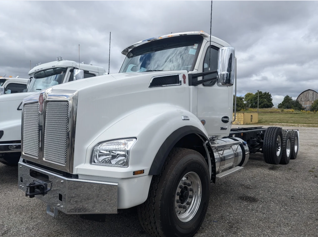 New 2025 KENWORTH T880 Hooklift Truck - image 1 of 6