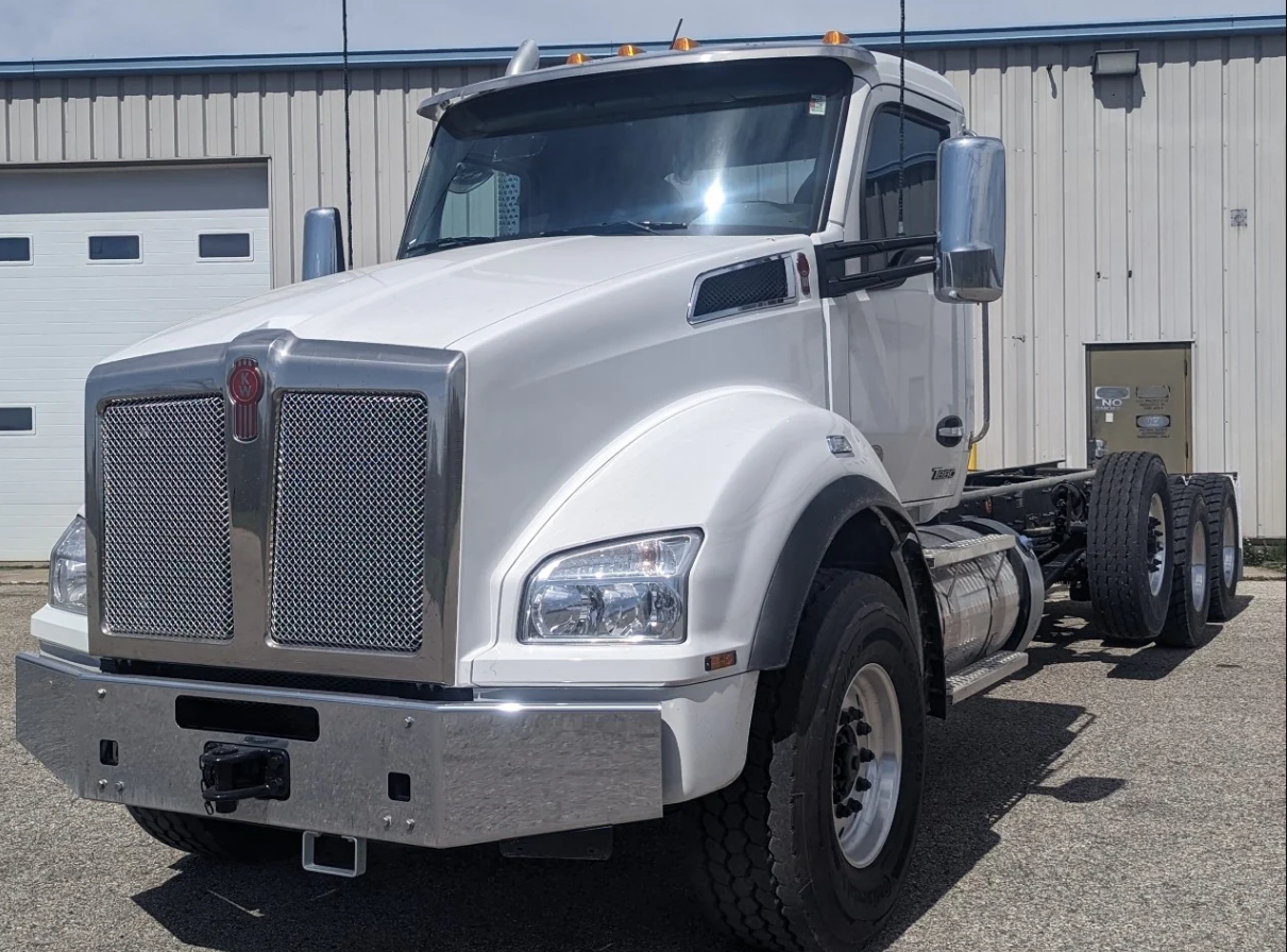 New 2025 KENWORTH T880 Cab Chassis Truck - image 2 of 6