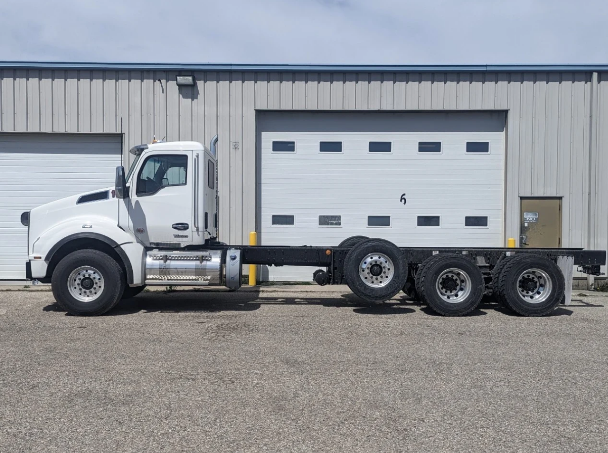 New 2025 KENWORTH T880 Cab Chassis Truck - image 3 of 6