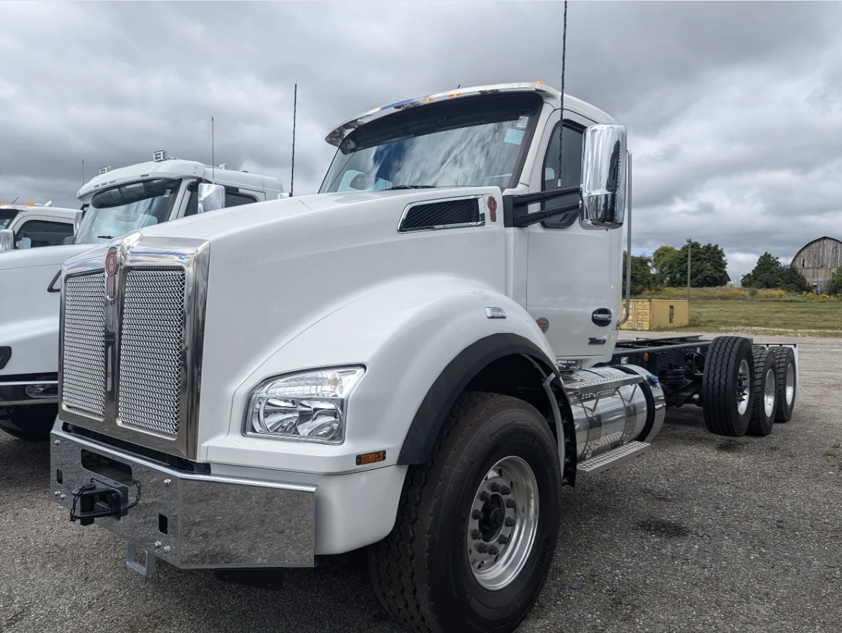 New 2025 KENWORTH T880 Hooklift Truck - image 5 of 6