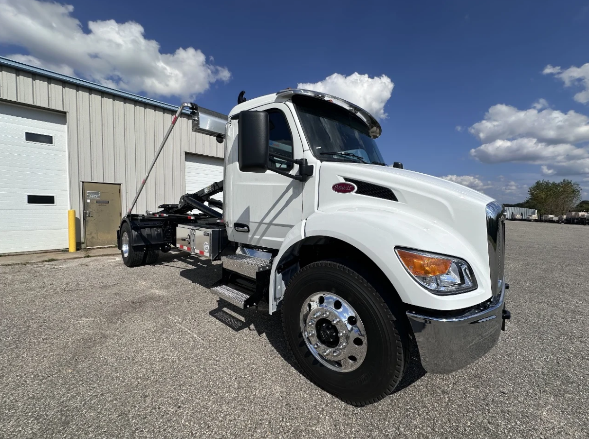 New 2025 PETERBILT 536 Hooklift Truck - image 5 of 6