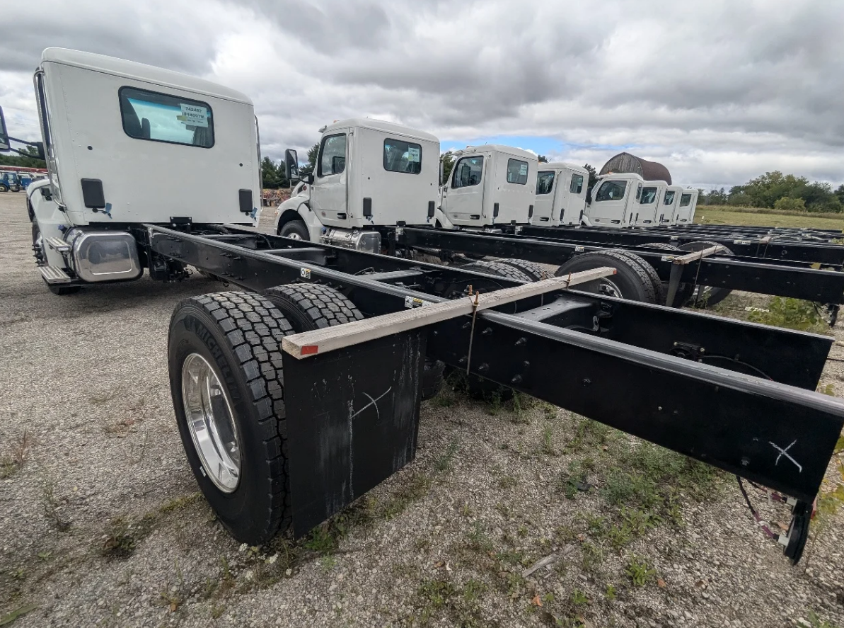 New 2025 PETERBILT 536 Hooklift Truck - image 5 of 6