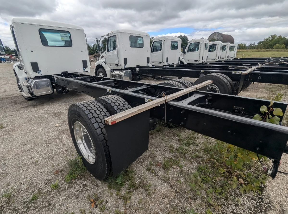 New 2025 PETERBILT 536 Hooklift Truck - image 5 of 6