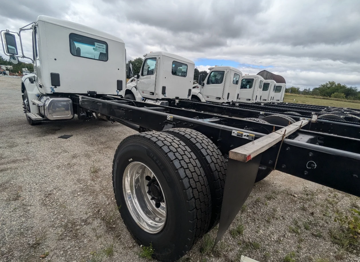 New 2025 PETERBILT 536 Hooklift Truck - image 5 of 6