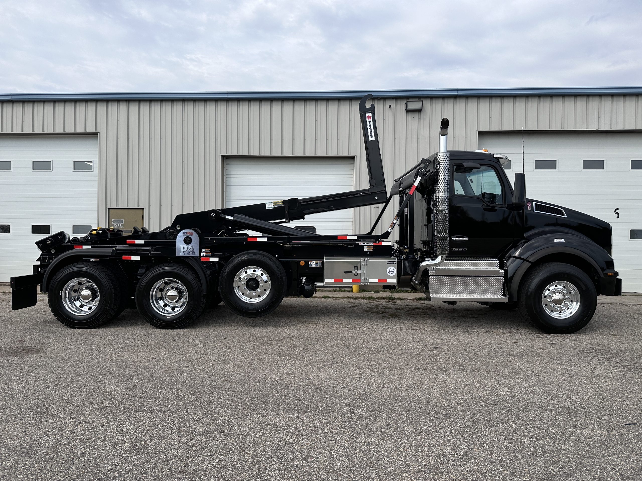 New 2025 KENWORTH T880 Hooklift Truck - image 4 of 6