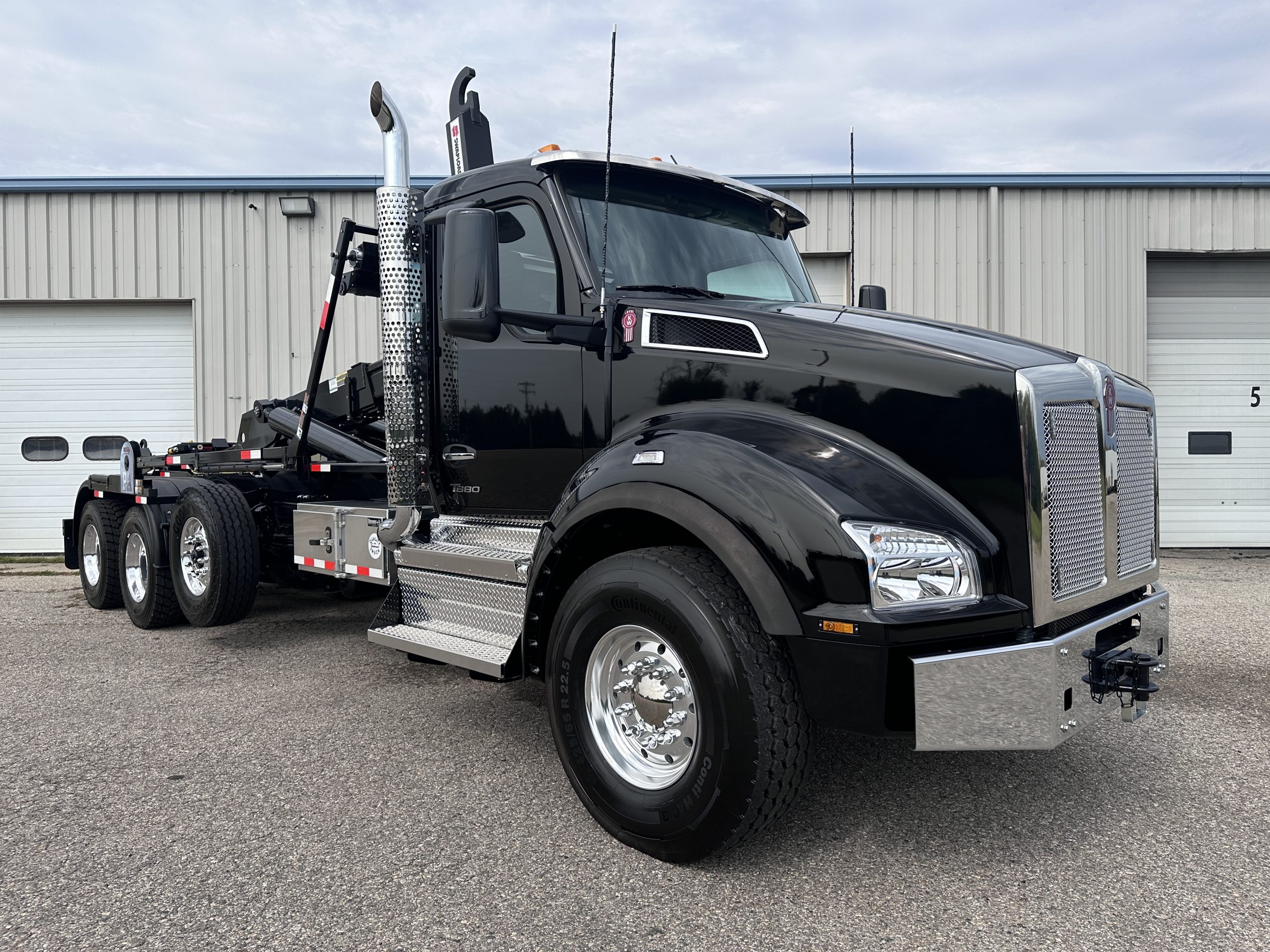 New 2025 KENWORTH T880 Hooklift Truck - image 3 of 6