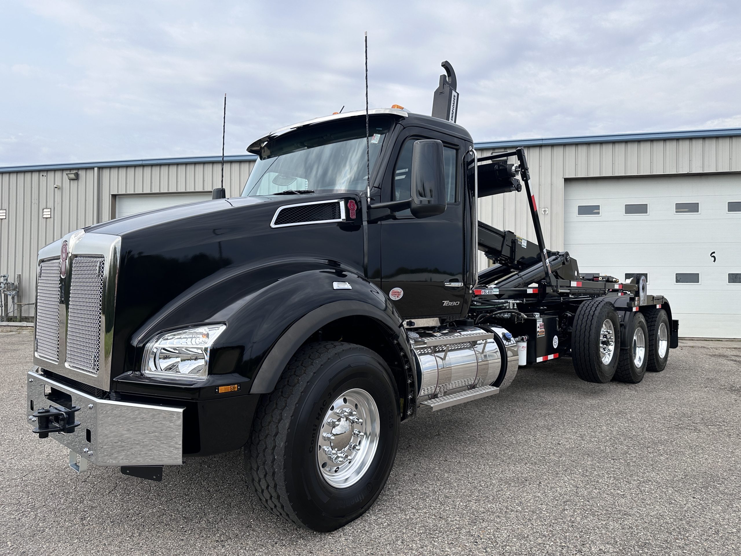 New 2025 KENWORTH T880 Hooklift Truck - image 1 of 6