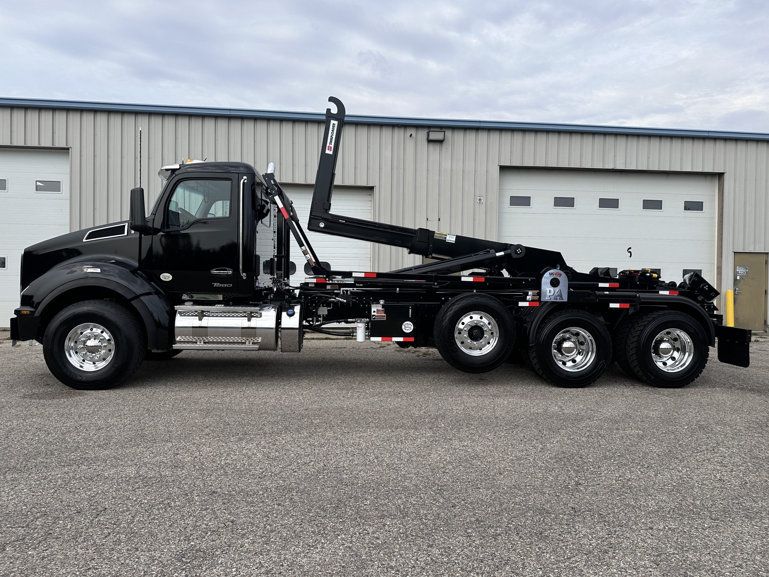 New 2025 KENWORTH T880 Hooklift Truck - image 5 of 6