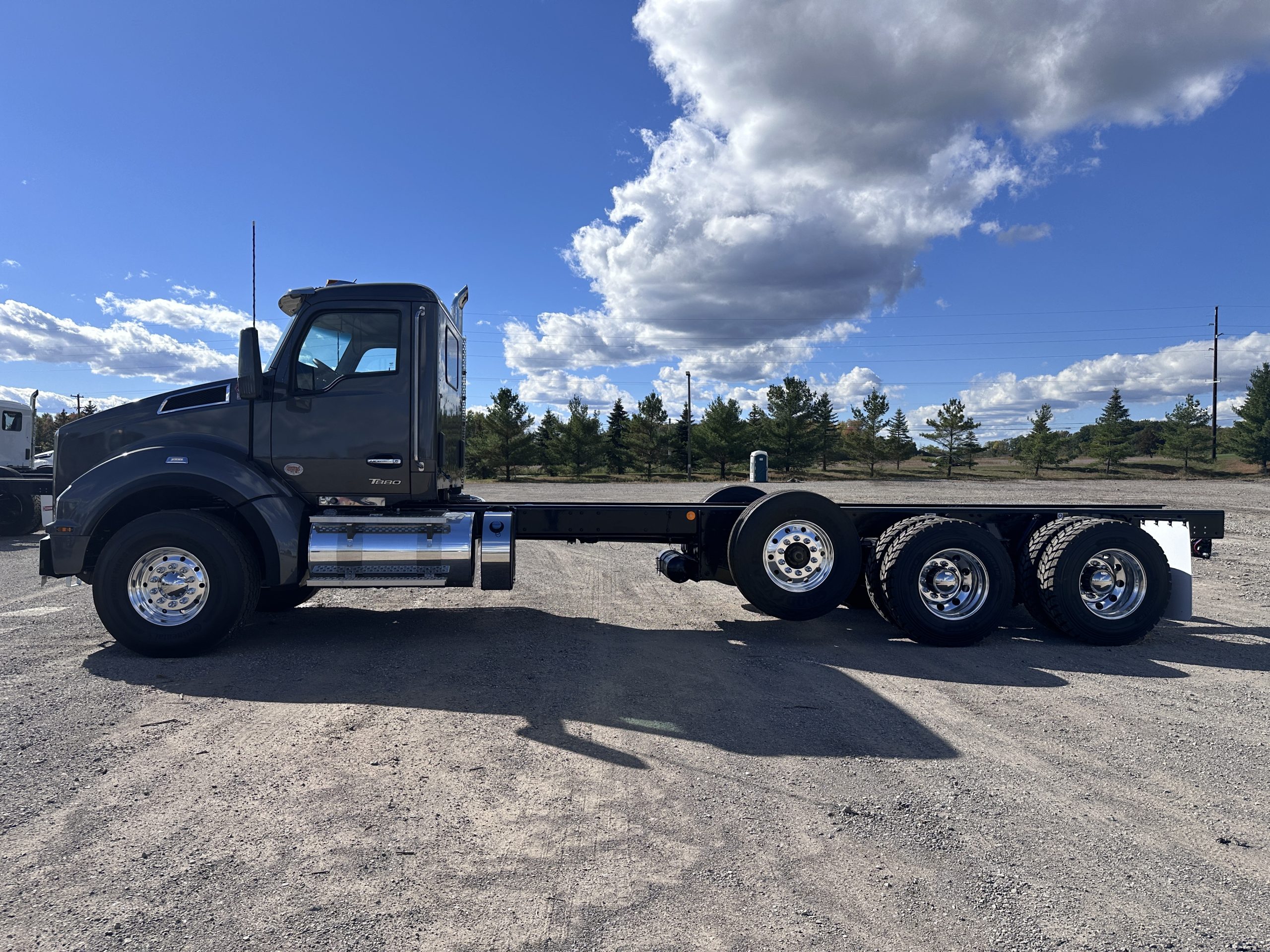 New 2025 KENWORTH T880 Hooklift Truck - image 5 of 6