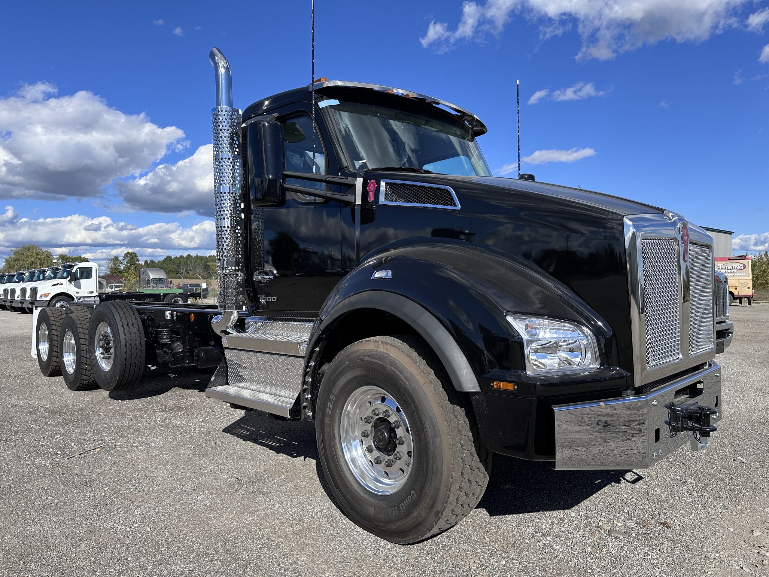 New 2025 KENWORTH T880 Hooklift Truck - image 1 of 6