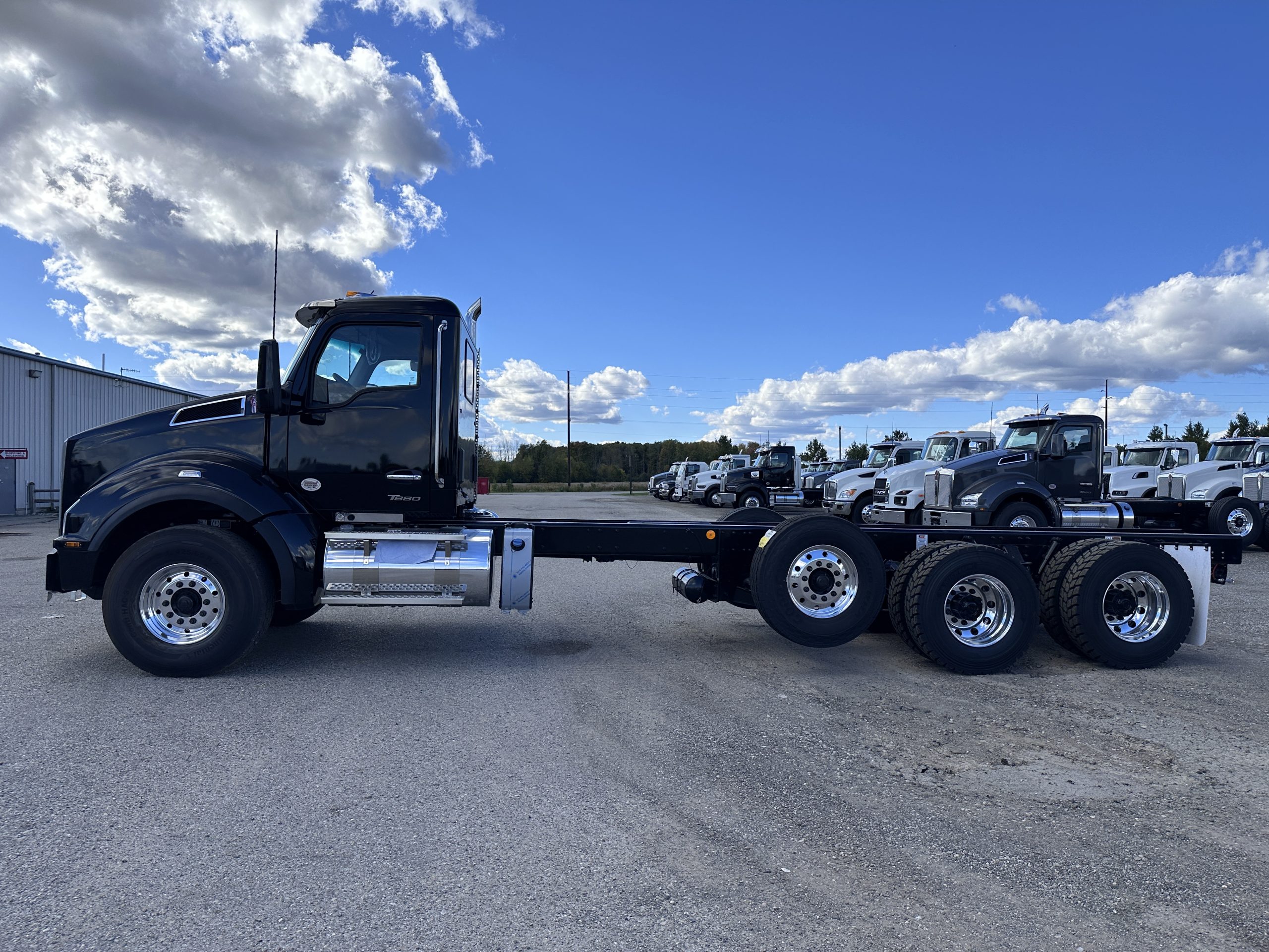 New 2025 KENWORTH T880 Hooklift Truck - image 5 of 6