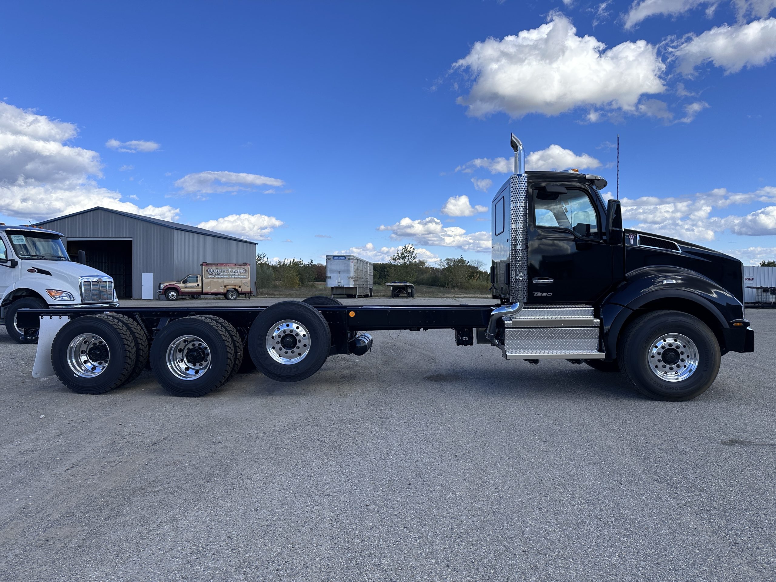 New 2025 KENWORTH T880 Hooklift Truck - image 4 of 6