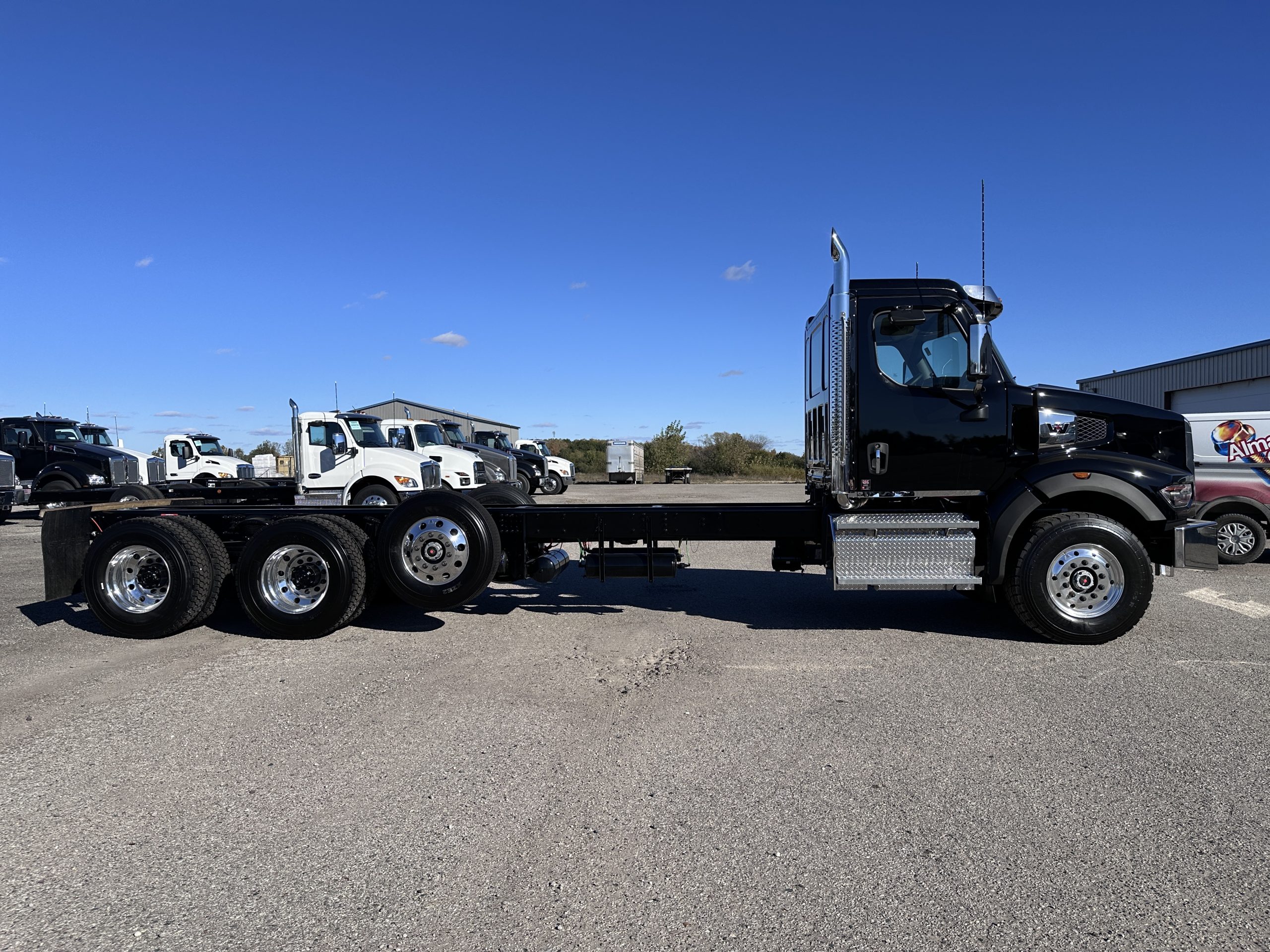 New 2025 WESTERN STAR 49X Hooklift Truck - image 4 of 6