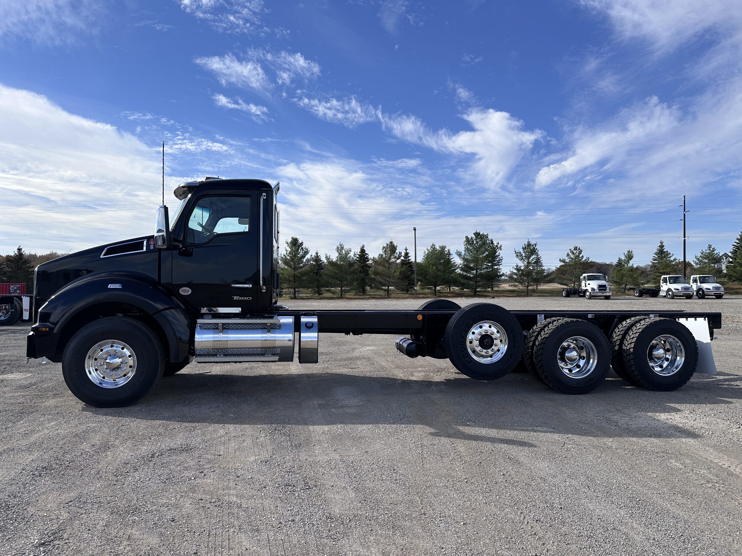 New 2025 KENWORTH T880 Hooklift Truck - image 5 of 6