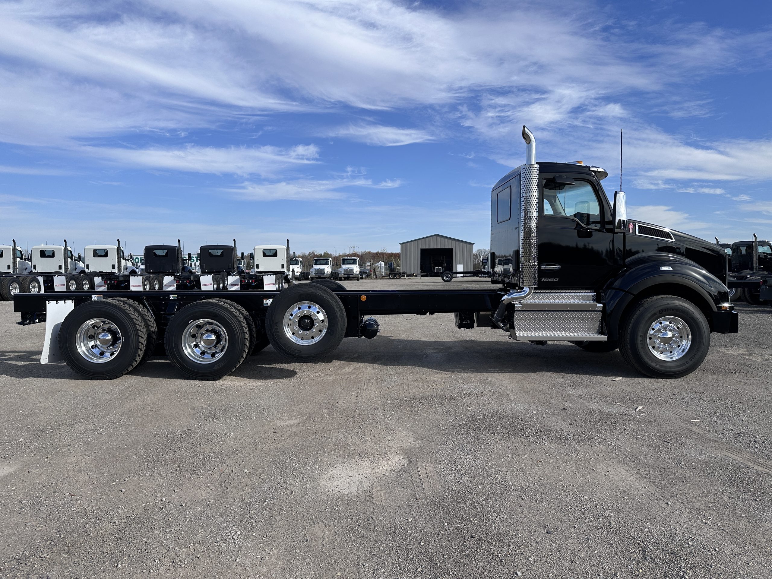 New 2025 KENWORTH T880 Hooklift Truck - image 4 of 6