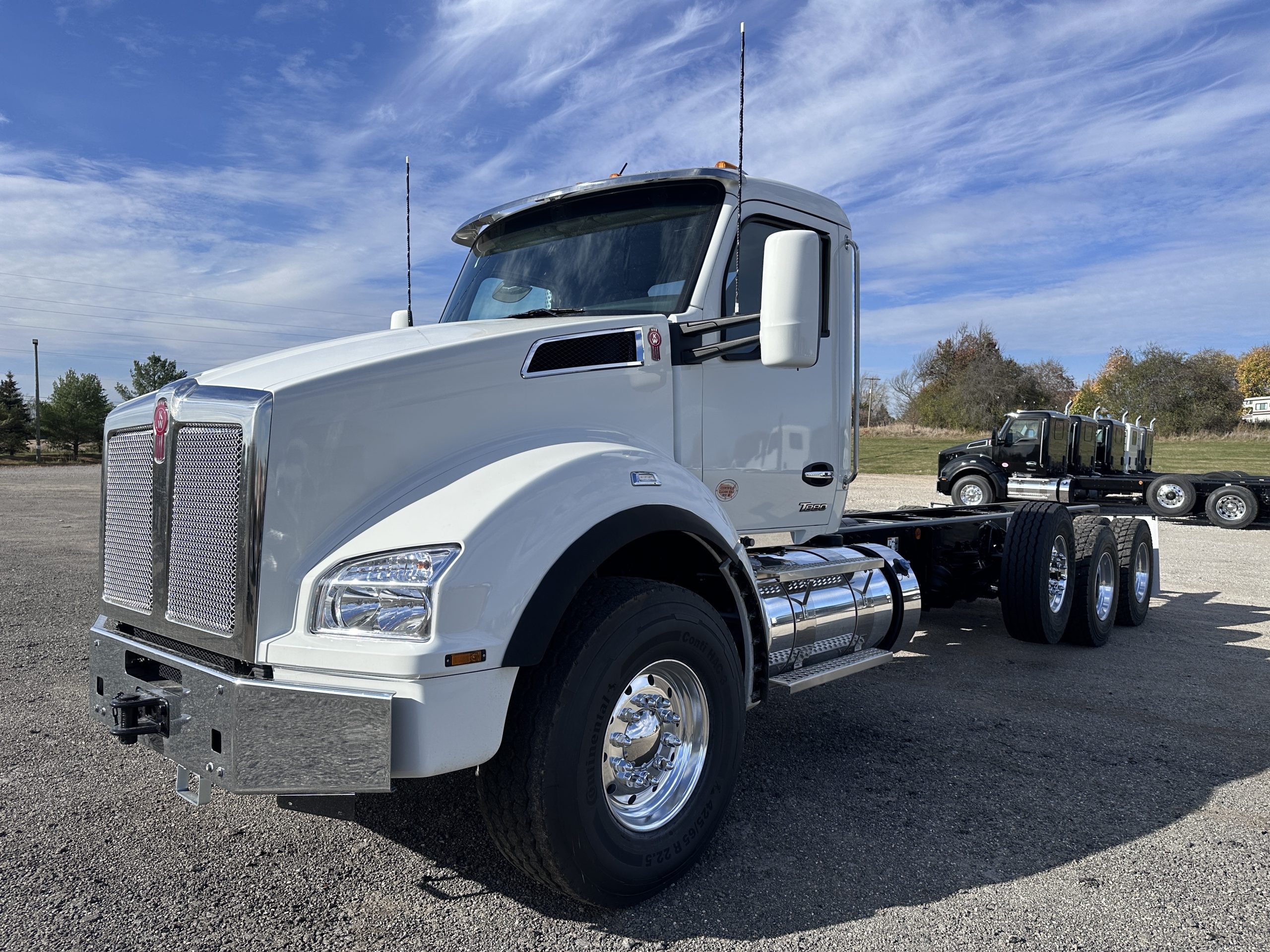 New 2025 KENWORTH T880 Hooklift Truck - image 3 of 6