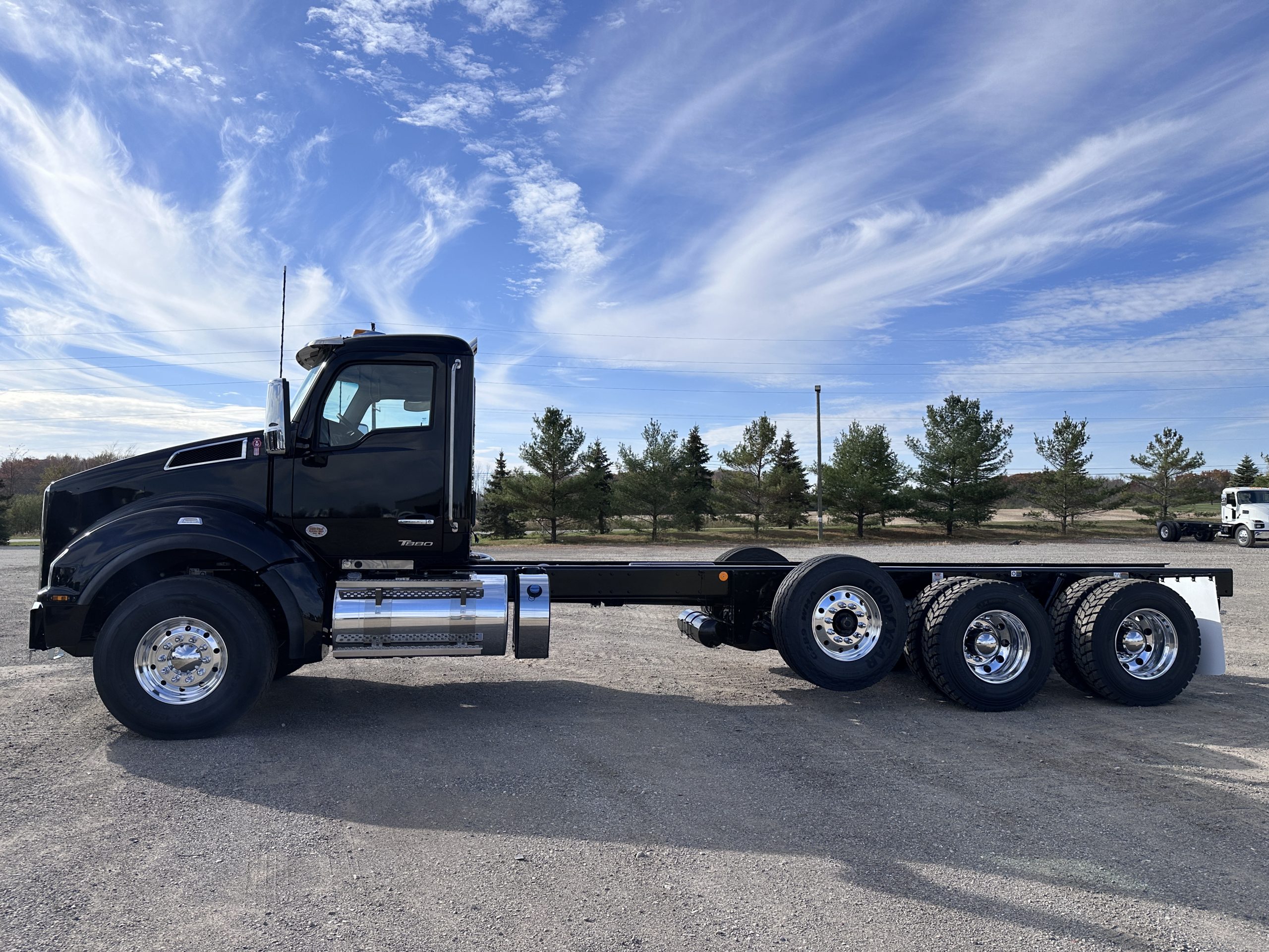 New 2025 KENWORTH T880 Hooklift Truck - image 5 of 6