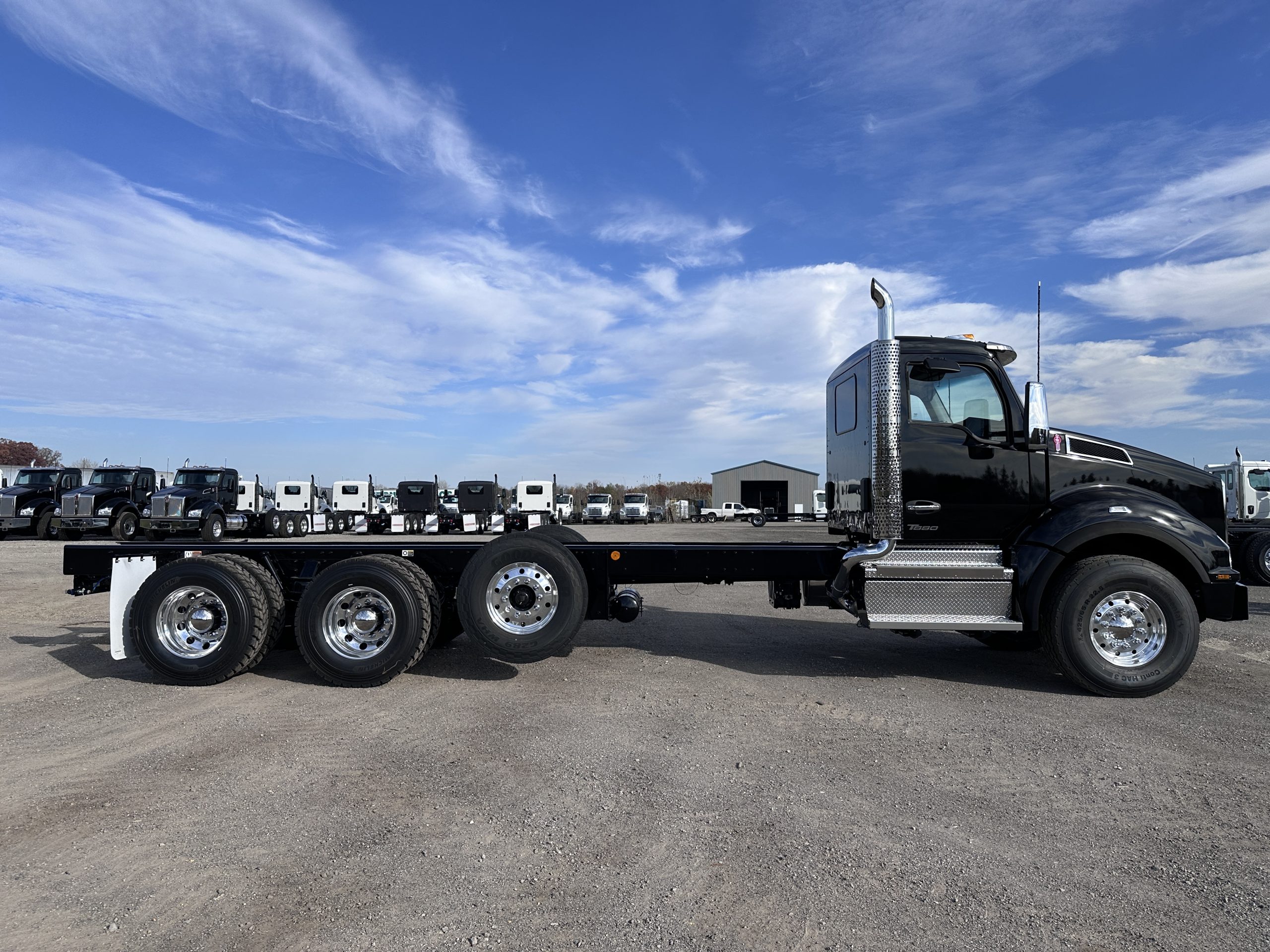 New 2025 KENWORTH T880 Hooklift Truck - image 4 of 6