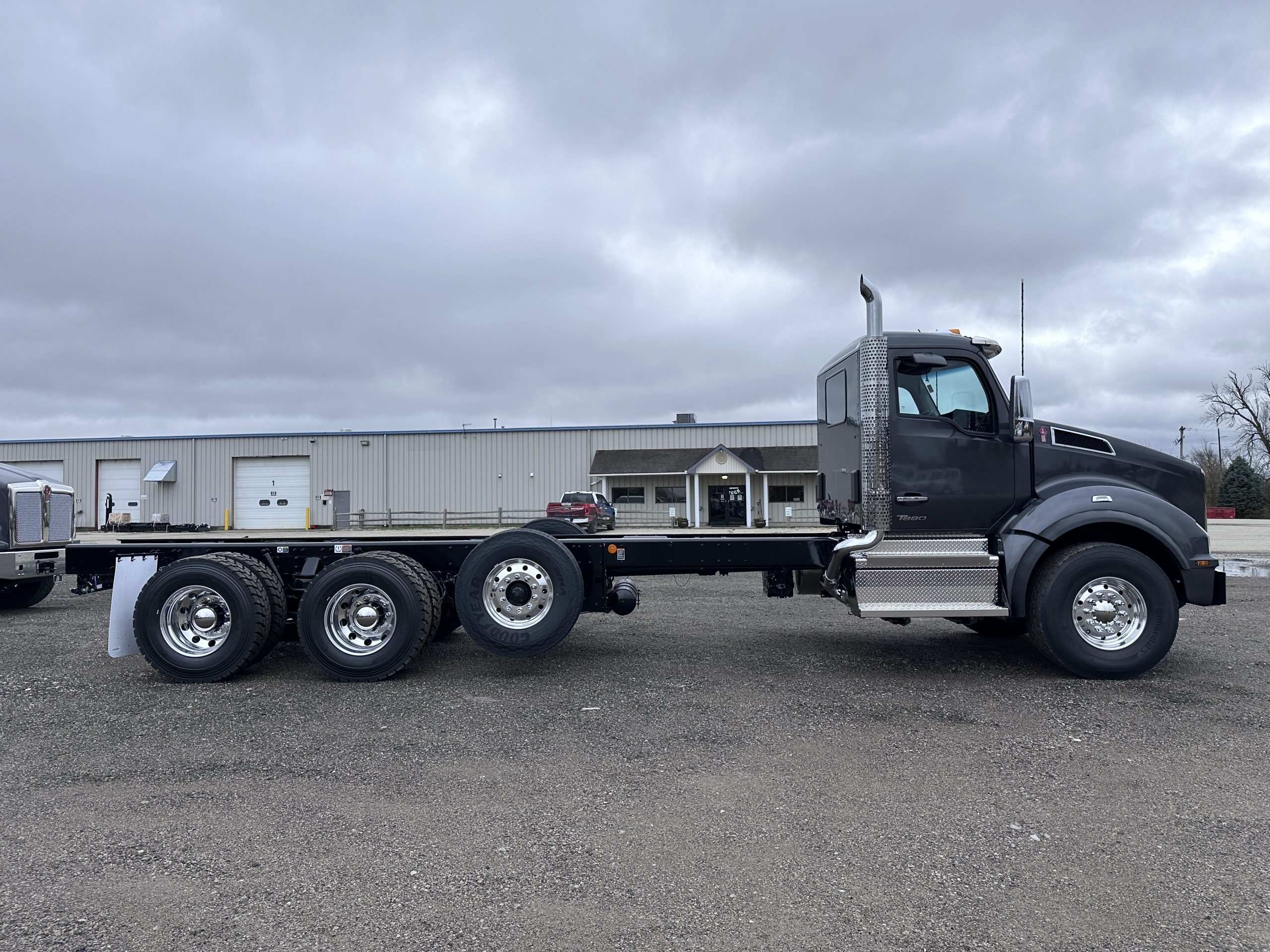 New 2025 KENWORTH T880 Hooklift Truck - image 4 of 6