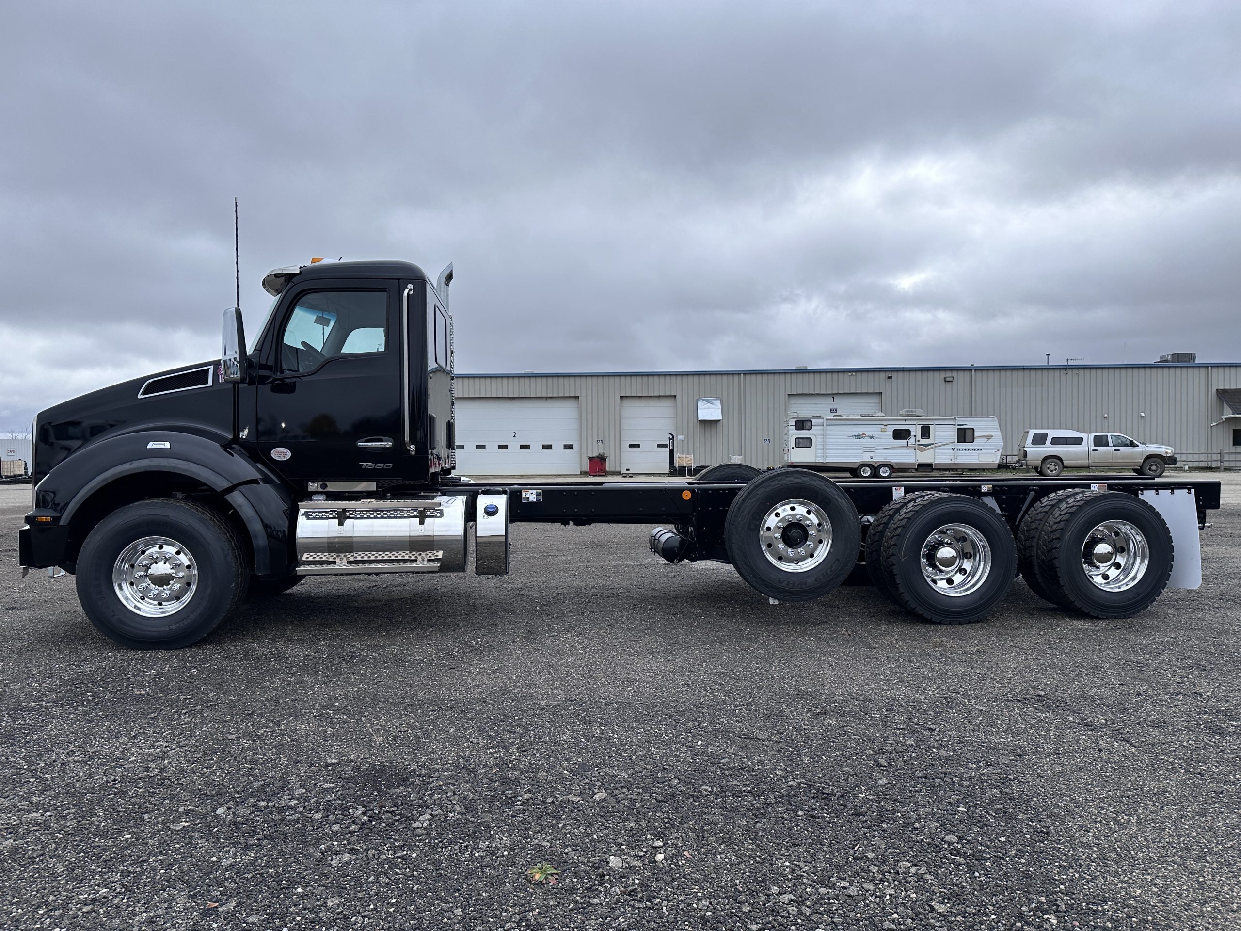 New 2025 KENWORTH T880 Hooklift Truck - image 5 of 6