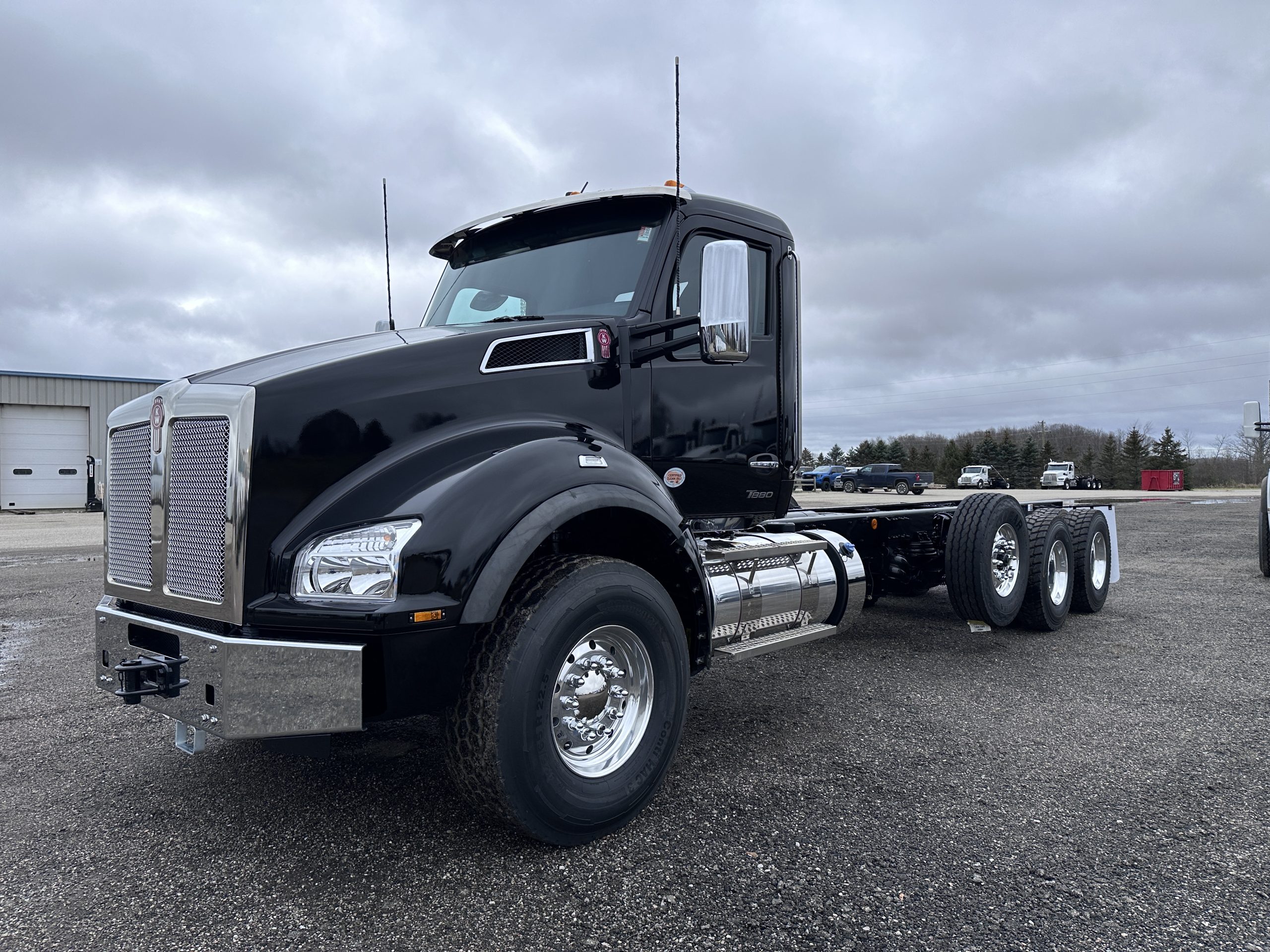 New 2025 KENWORTH T880 Hooklift Truck - image 3 of 6