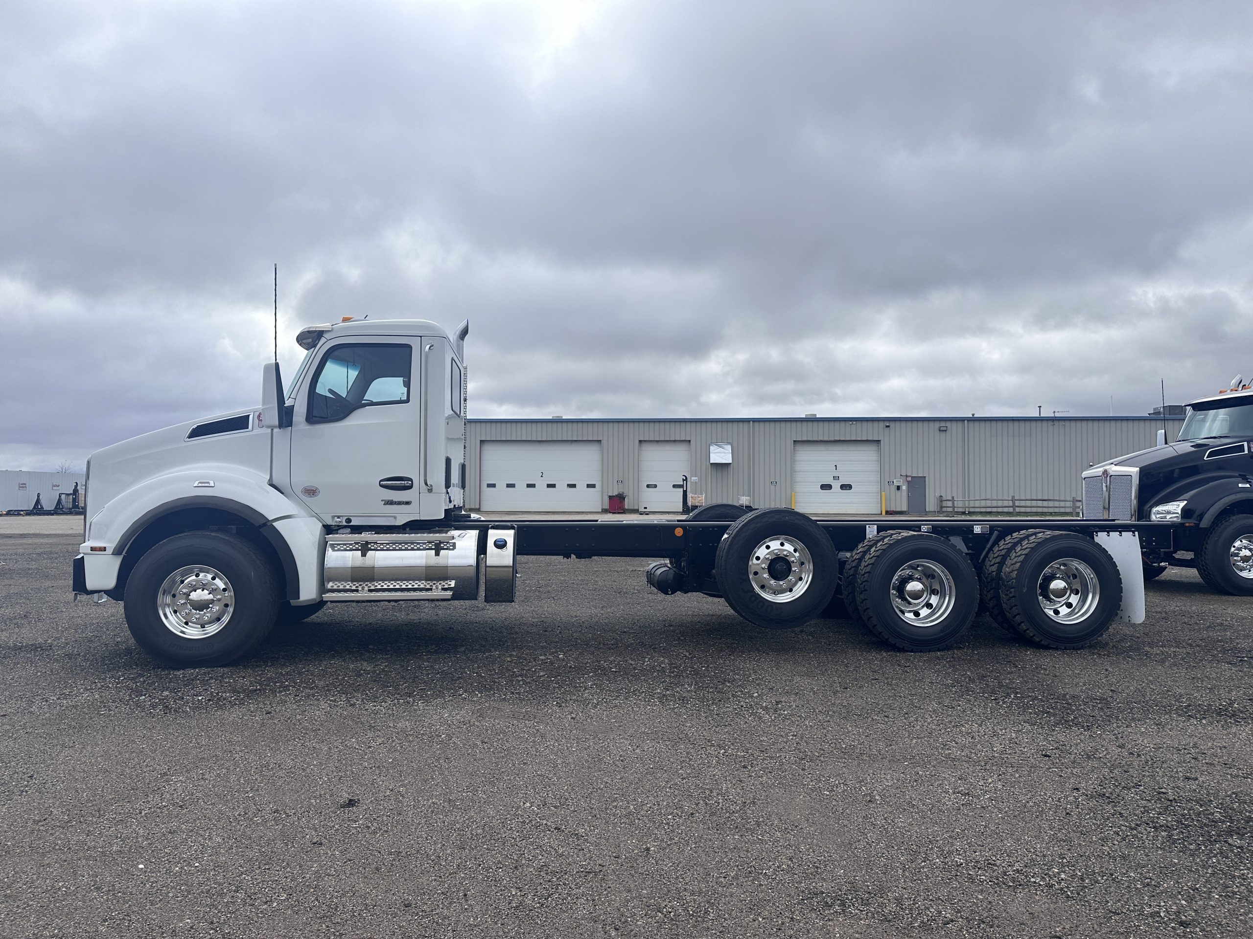 New 2025 KENWORTH T880 Hooklift Truck - image 5 of 6