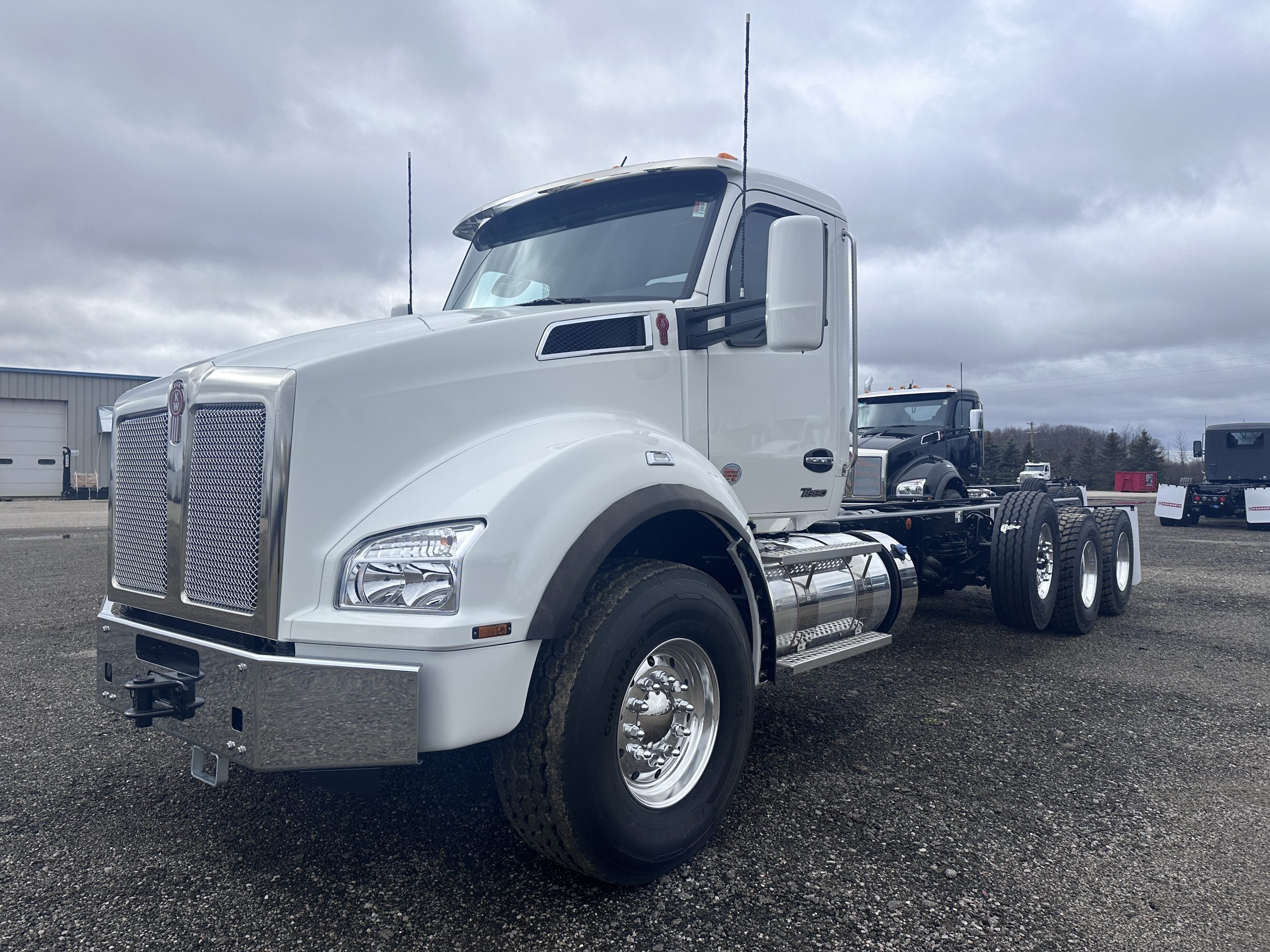 New 2025 KENWORTH T880 Hooklift Truck - image 3 of 6