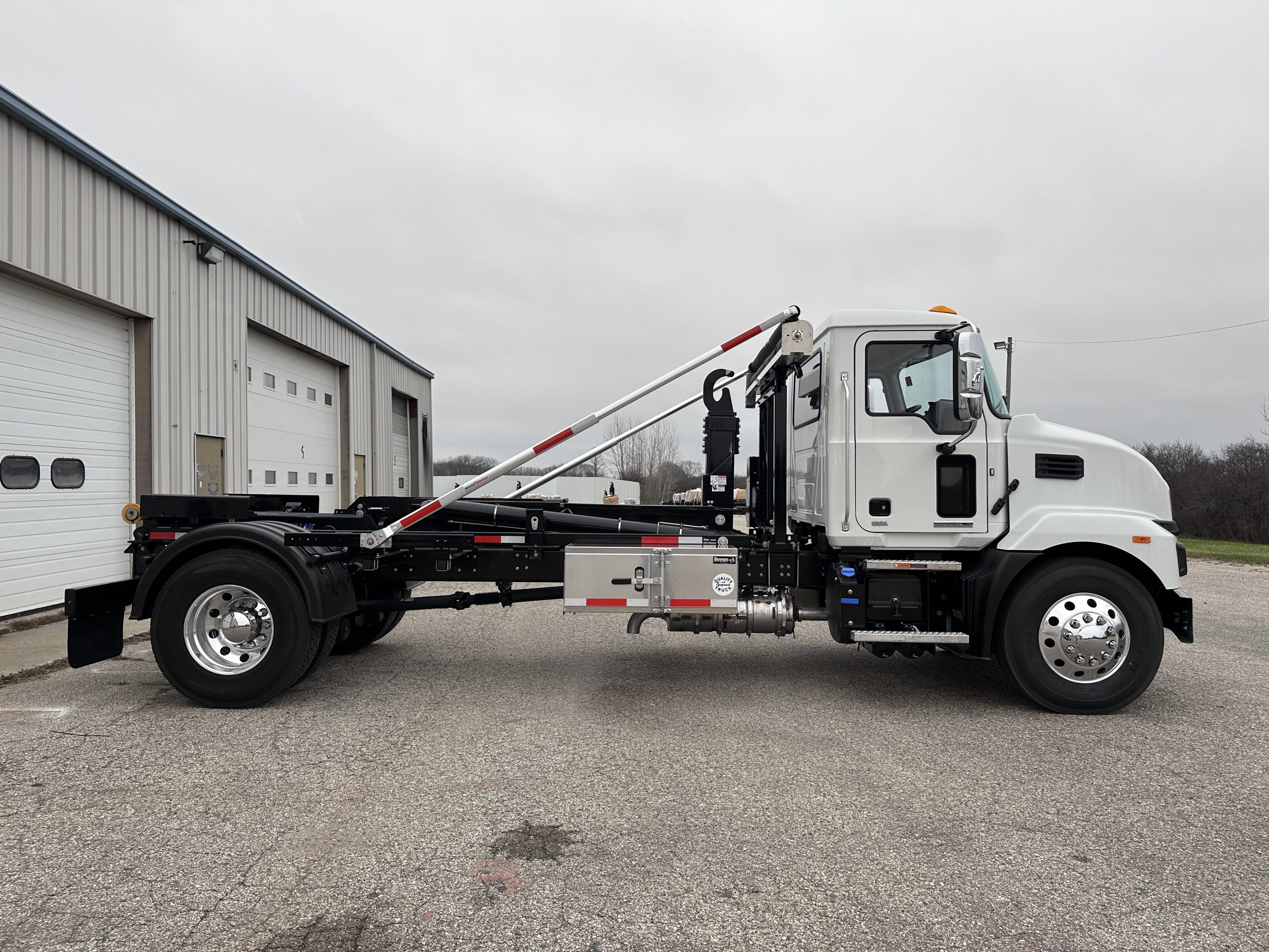 New 2025 MACK MD7 Hooklift Truck - image 4 of 6