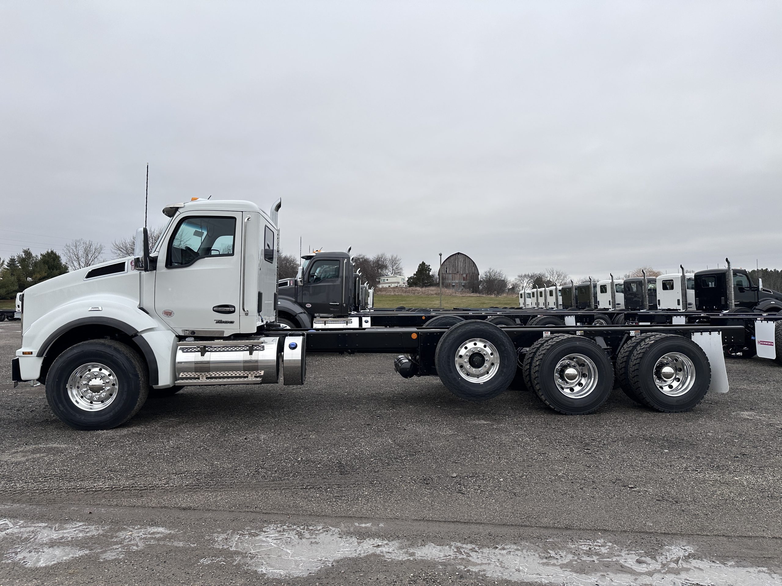 New 2025 KENWORTH T880 Hooklift Truck - image 5 of 6