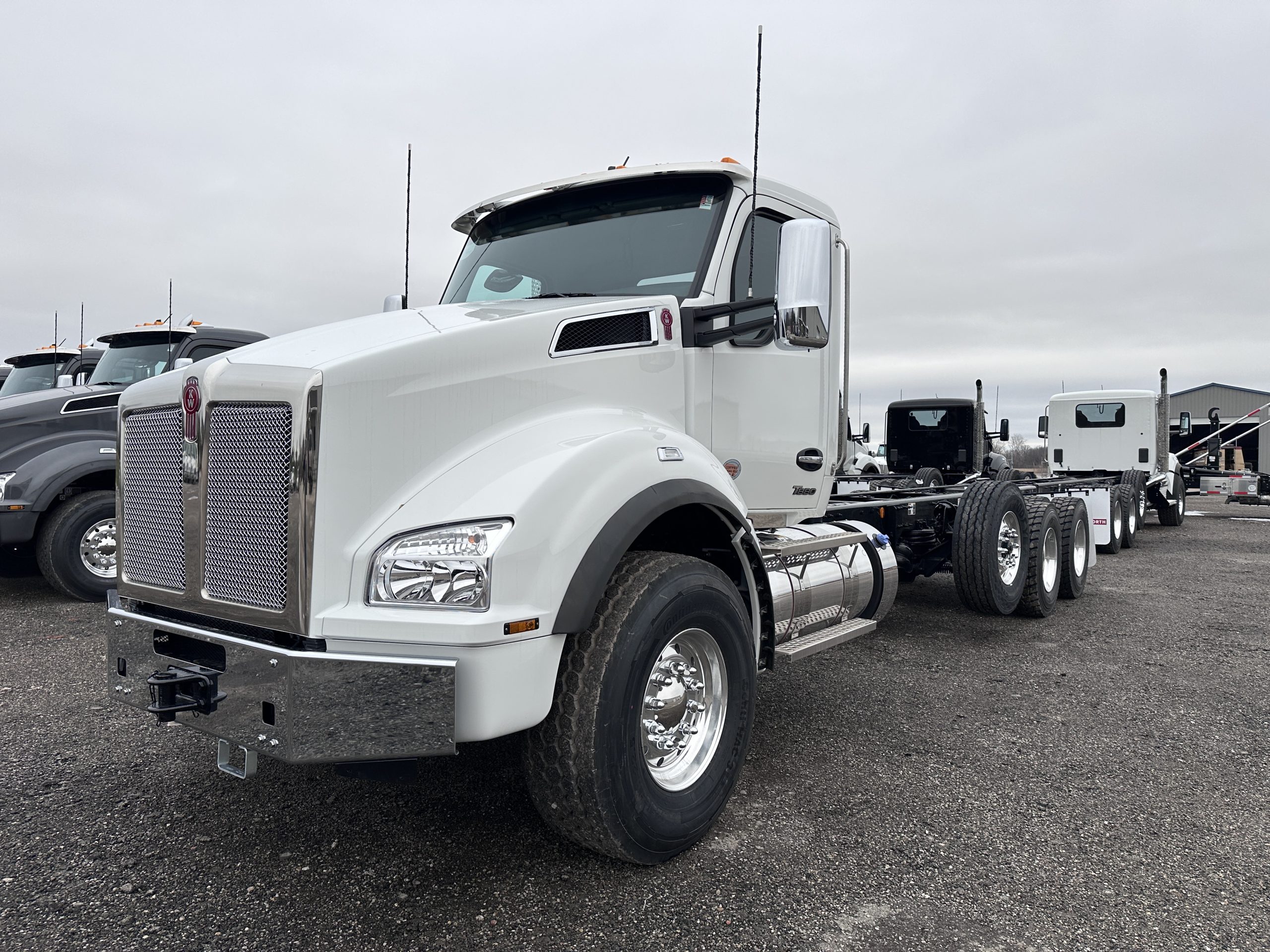 New 2025 KENWORTH T880 Hooklift Truck - image 3 of 6