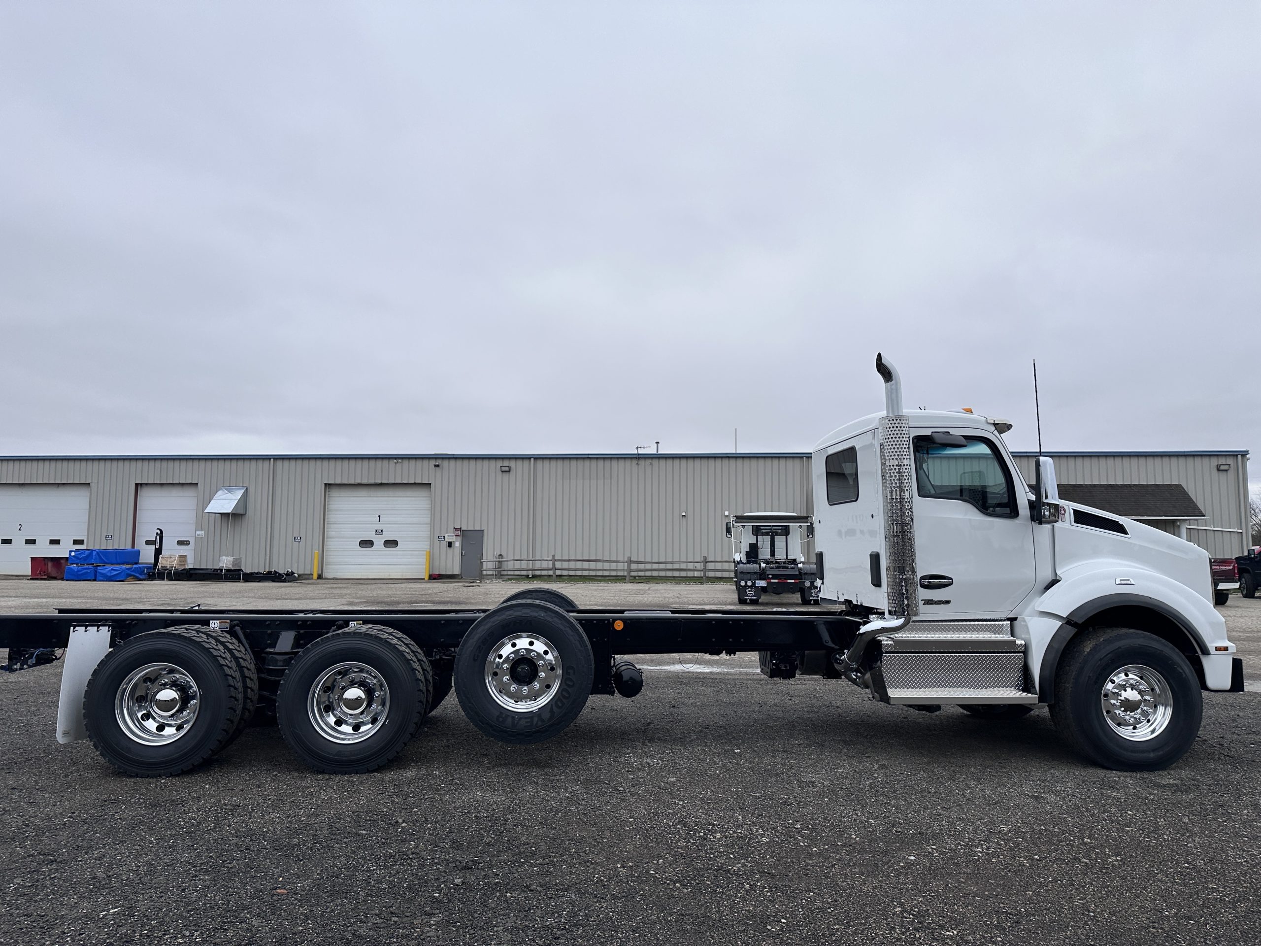 New 2025 KENWORTH T880 Hooklift Truck - image 4 of 6