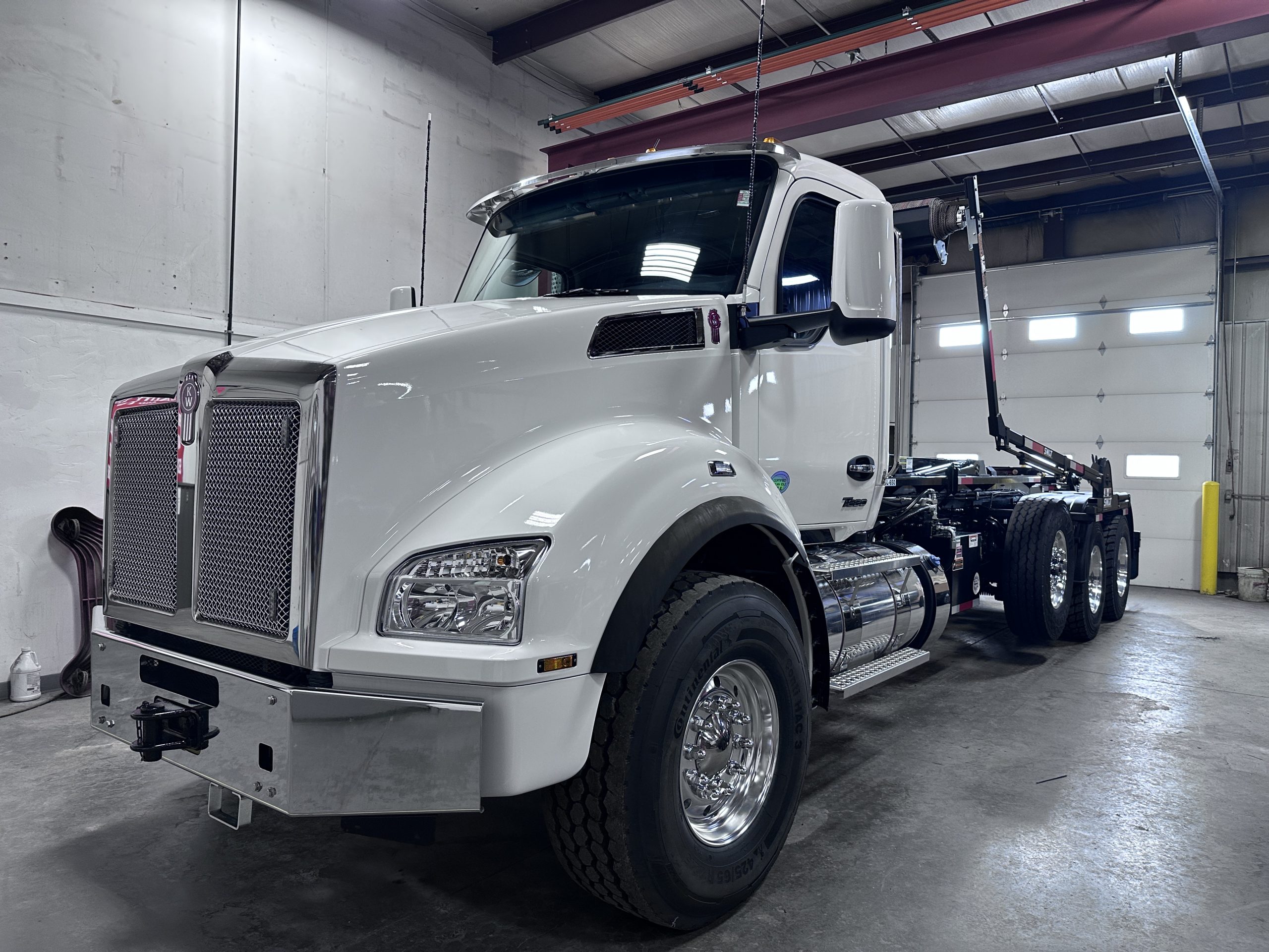 New 2025 KENWORTH T880 Hooklift Truck - image 1 of 6