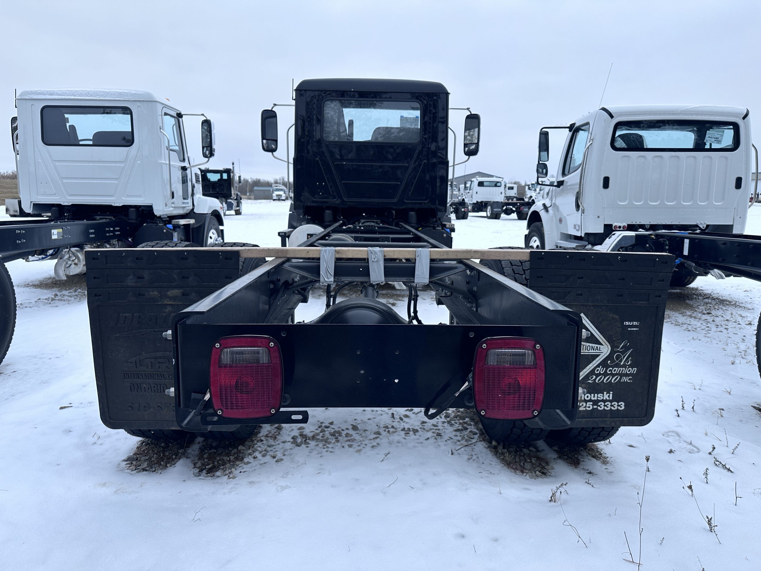 New 2025 MACK MD7 Hooklift Truck - image 4 of 6