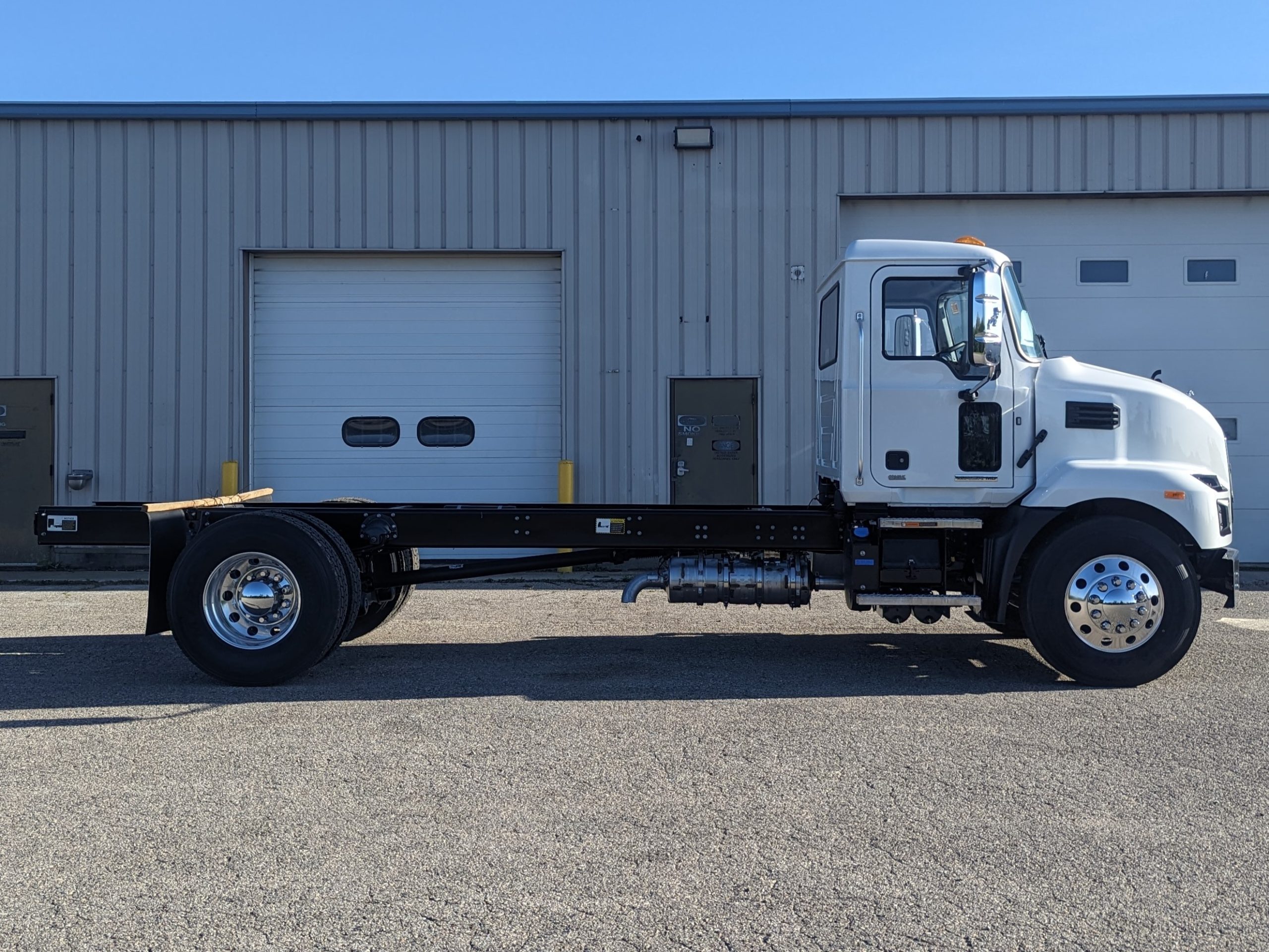 New 2025 MACK MD7 Hooklift Truck - image 6 of 6