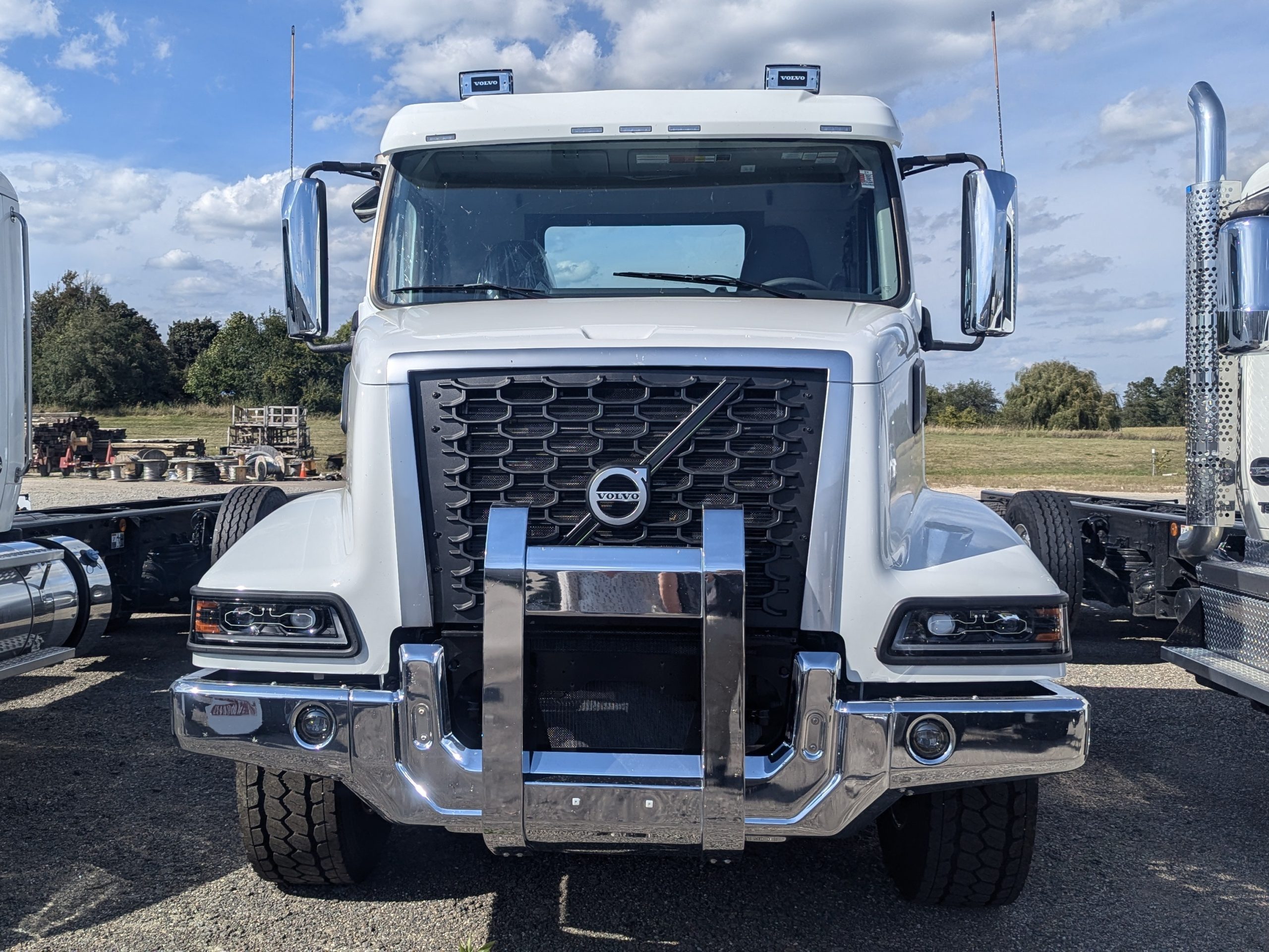 New 2025 VOLVO VHD Hooklift Truck - image 1 of 6