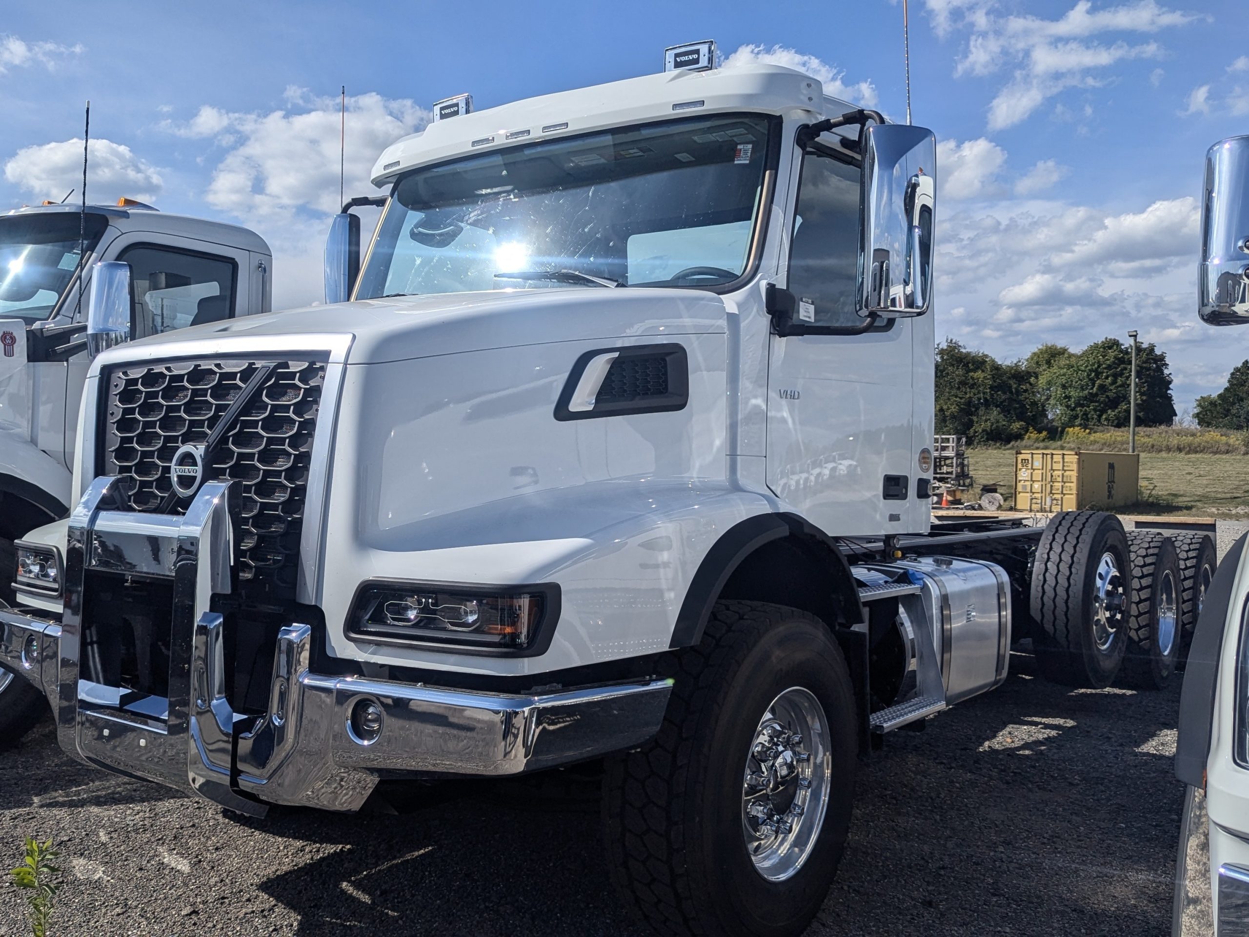 New 2025 VOLVO VHD Hooklift Truck - image 2 of 6