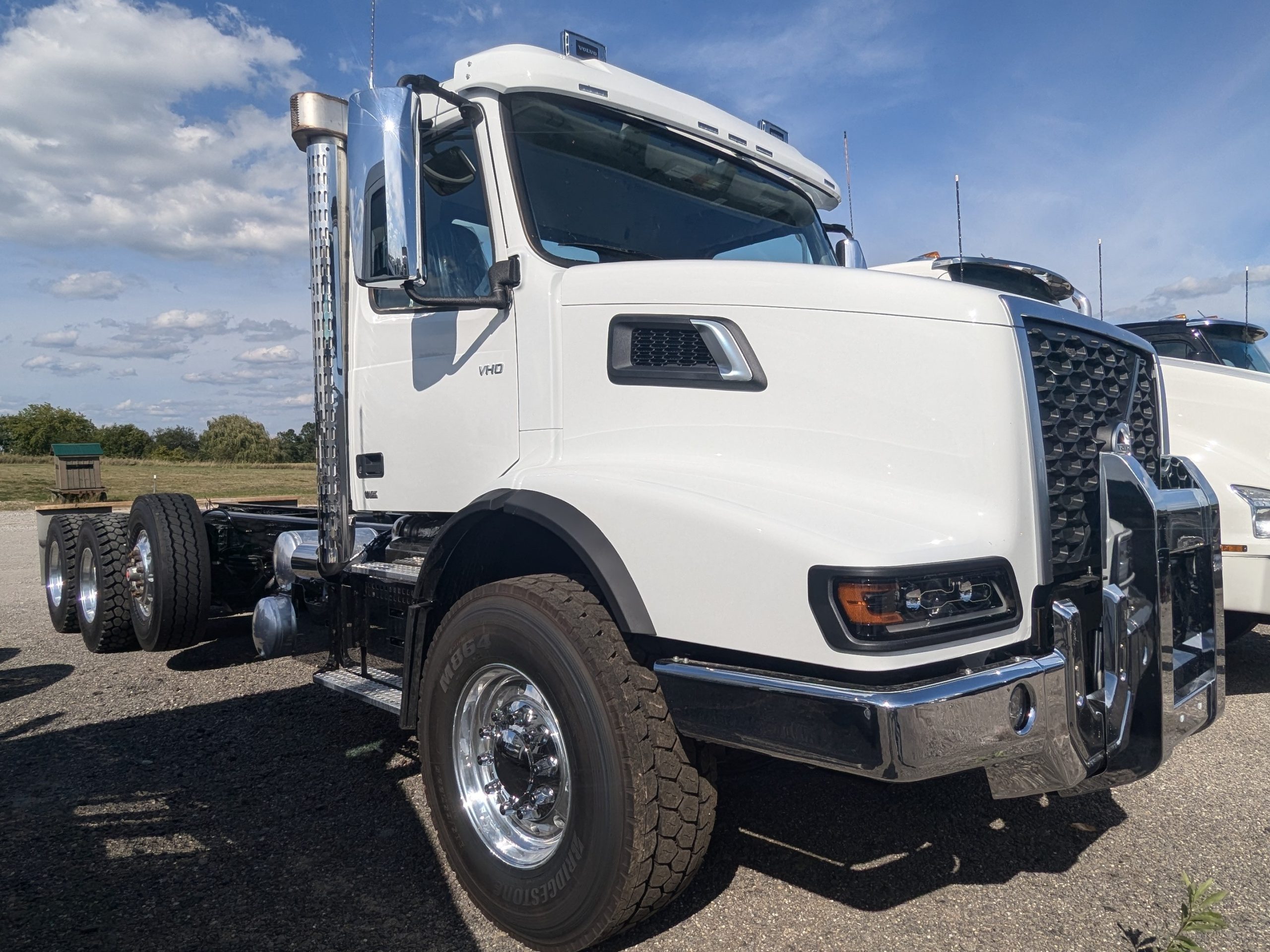 New 2025 VOLVO VHD Hooklift Truck - image 3 of 6